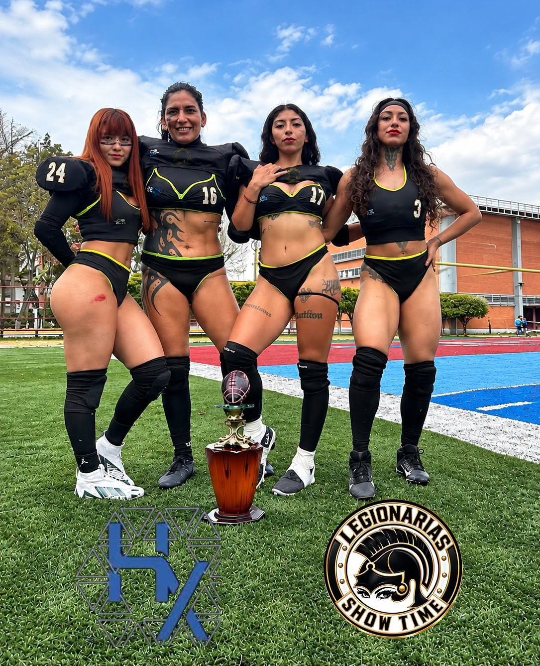 Cuatro jugadoras de Legionarias Show Time junto a un trofeo en el campo